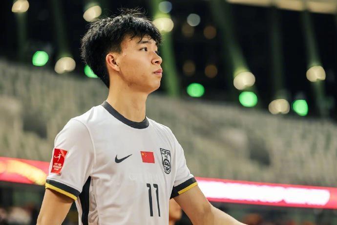 独1档！王钰栋半场造7球获盛赞：U22国足没他像业余队 踢澳洲有戏