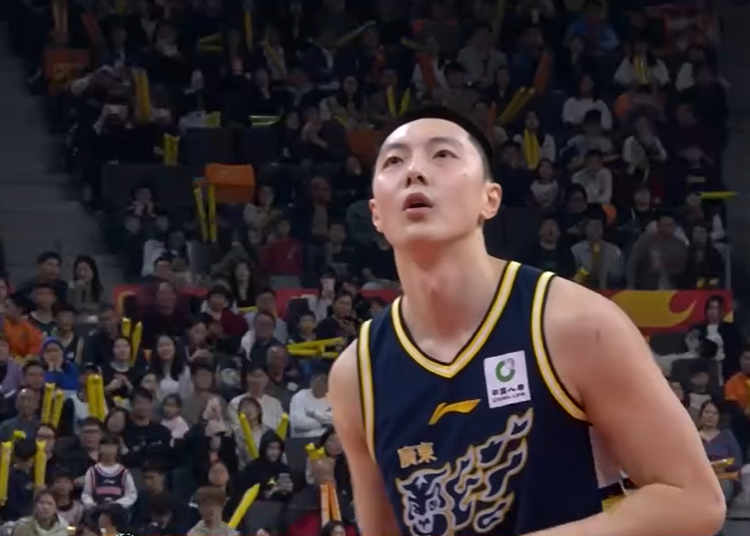 开云移动端-突发！广东队2米11中锋，意外受到重伤，被队友搀扶下场 令人担忧