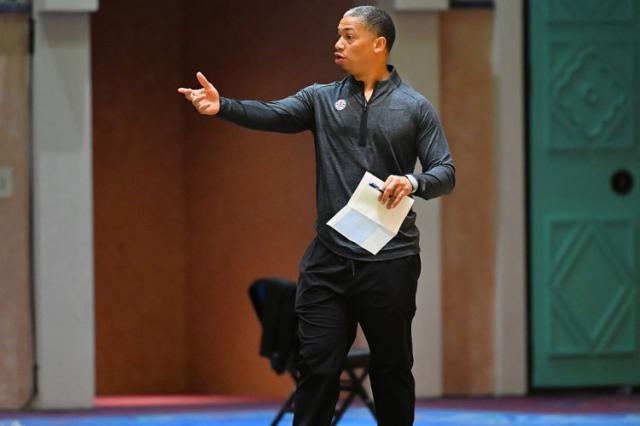 开云移动端-【夜读】中国男足变身拉拉队为女足加油！