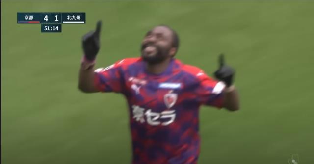 开云中国-啦啦队小姐姐里有个男的!前中超外援的日本初体验