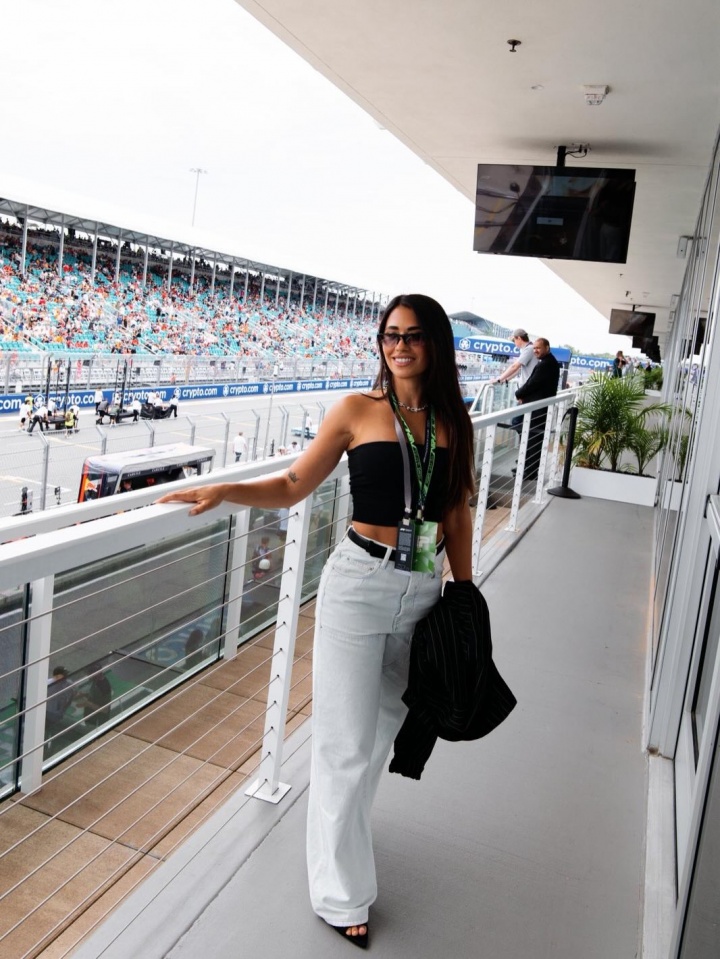 开云官网-【小吧社交秀】梅西一家观看F1 胡梅尔斯女友海边拍性感写真