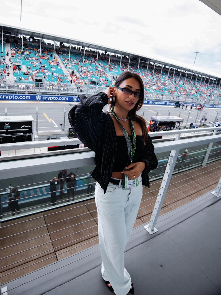 开云官网-【小吧社交秀】梅西一家观看F1 胡梅尔斯女友海边拍性感写真