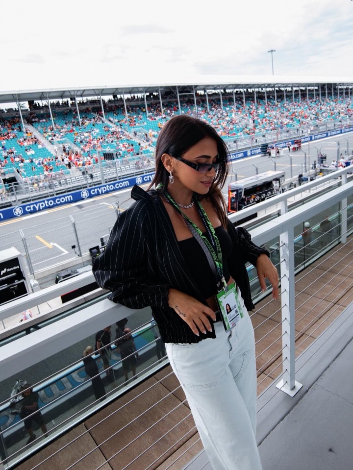开云官网-【小吧社交秀】梅西一家观看F1 胡梅尔斯女友海边拍性感写真